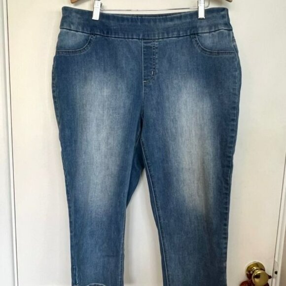Perfect Stretch by Chico's Size 2 12-14 Light Wash Pull On Denim Jean Capri Capr - Picture 2 of 9